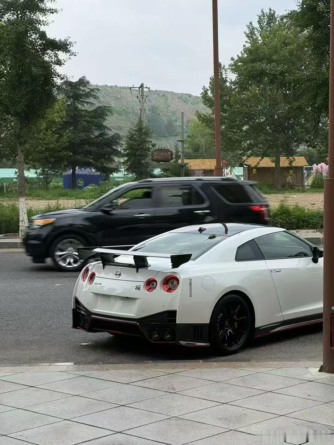 Nismo GTR 白/黑红 ，高定版配色与配置 