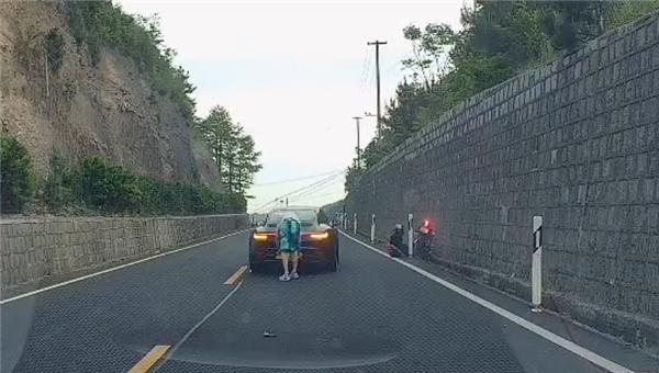 把所有人都整无语了？5月2日，浙江宁波，一跑车弯道超车，撞飞摩托车后，下车第一件