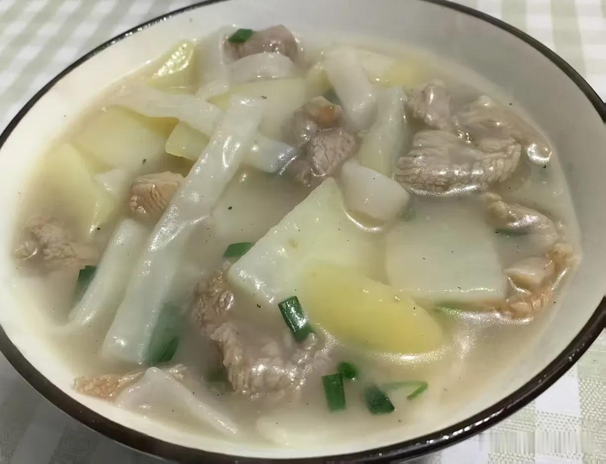 早餐，瘦肉土豆煮豆粑！鲜，美，太好吃啦！
早上五点陪娃出门，娃说他可以的，我说我