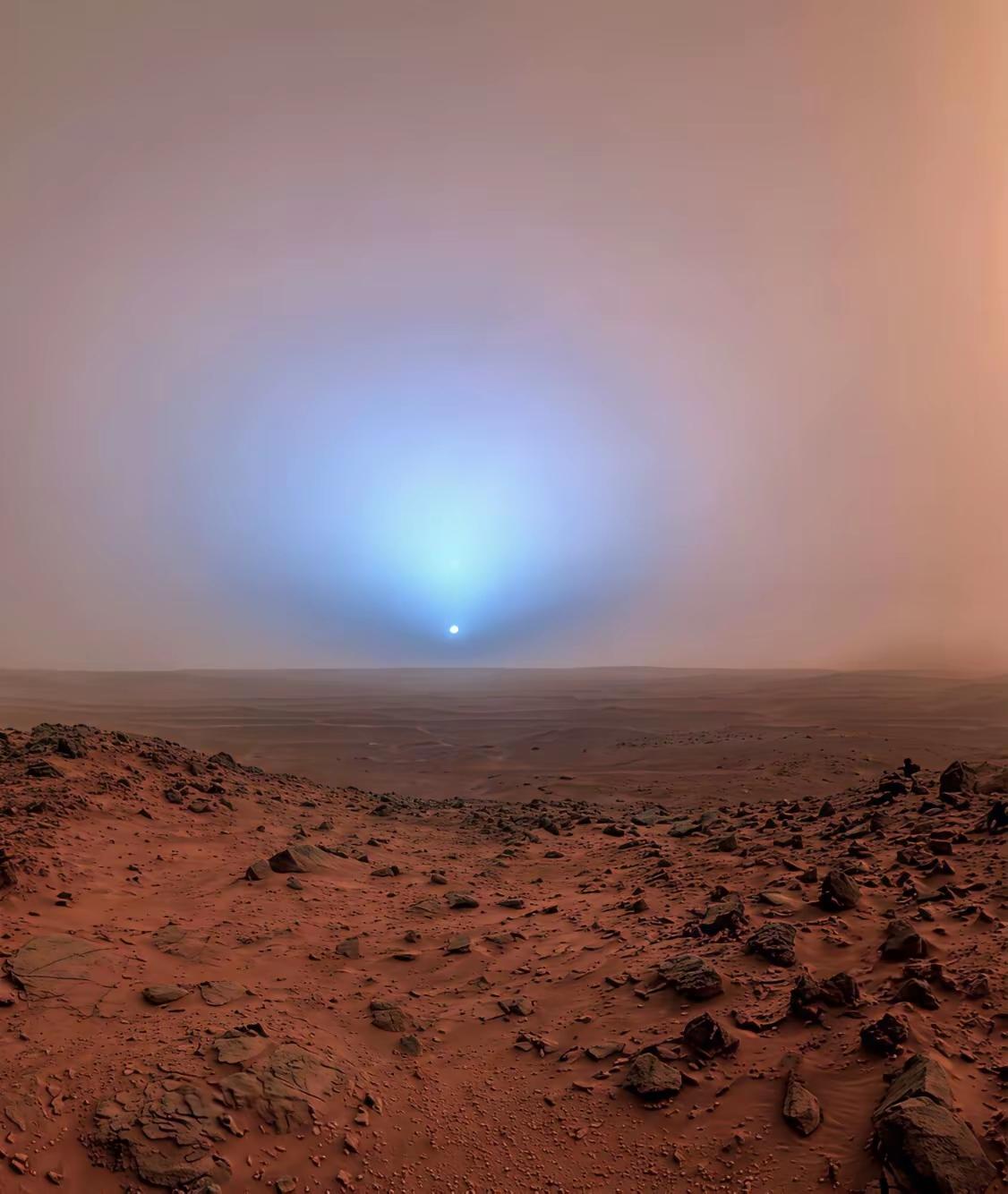 王铎：火星上的落日，原来是这种景象。因为火星的大气很薄，所以出现了蓝太阳。