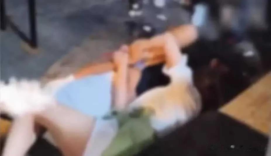 近几天，安徽阜阳一女子涉嫌当街撞倒一男子，欲脱裤子猥亵的新闻，让不少网友直言触目