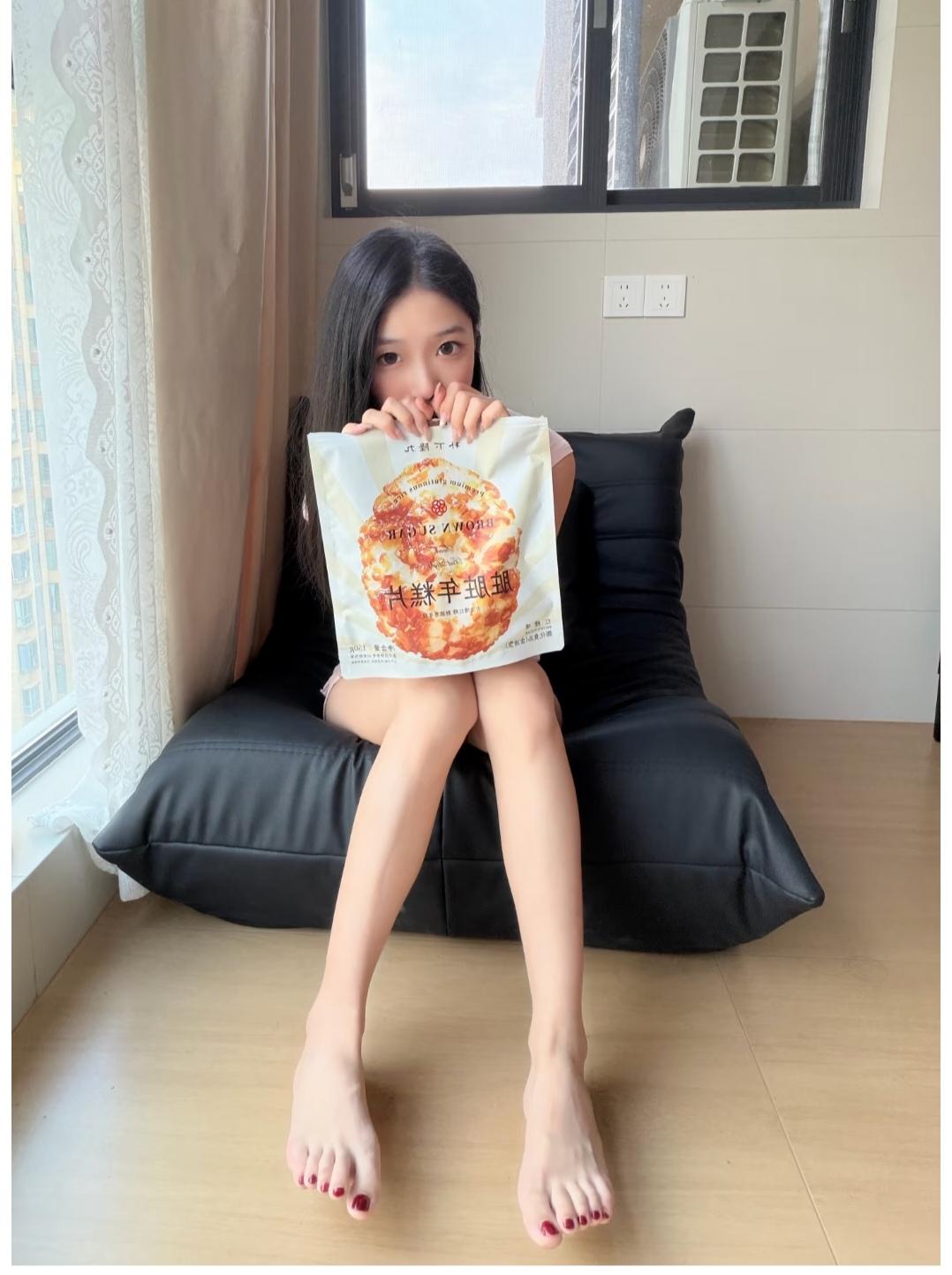 光看这双脚，就知道是十七八岁的小姑娘。