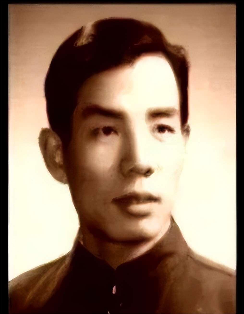 谁没有年轻过？年轻时候都是帅哥一枚。这是年轻时候的魏宗万。魏宗万是上海人，17岁