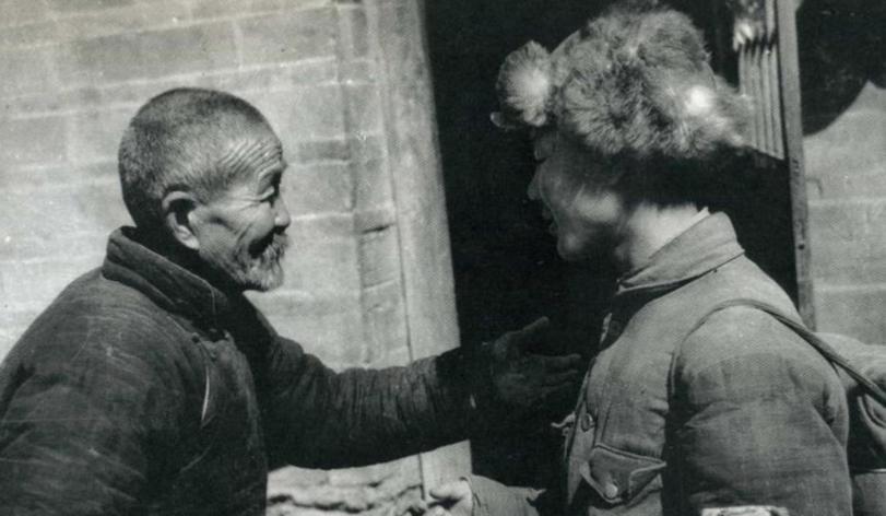 1997年冬天，河北安国市高街村的老人们挤在村委会的黑白电视前，看着《毛泽东和他