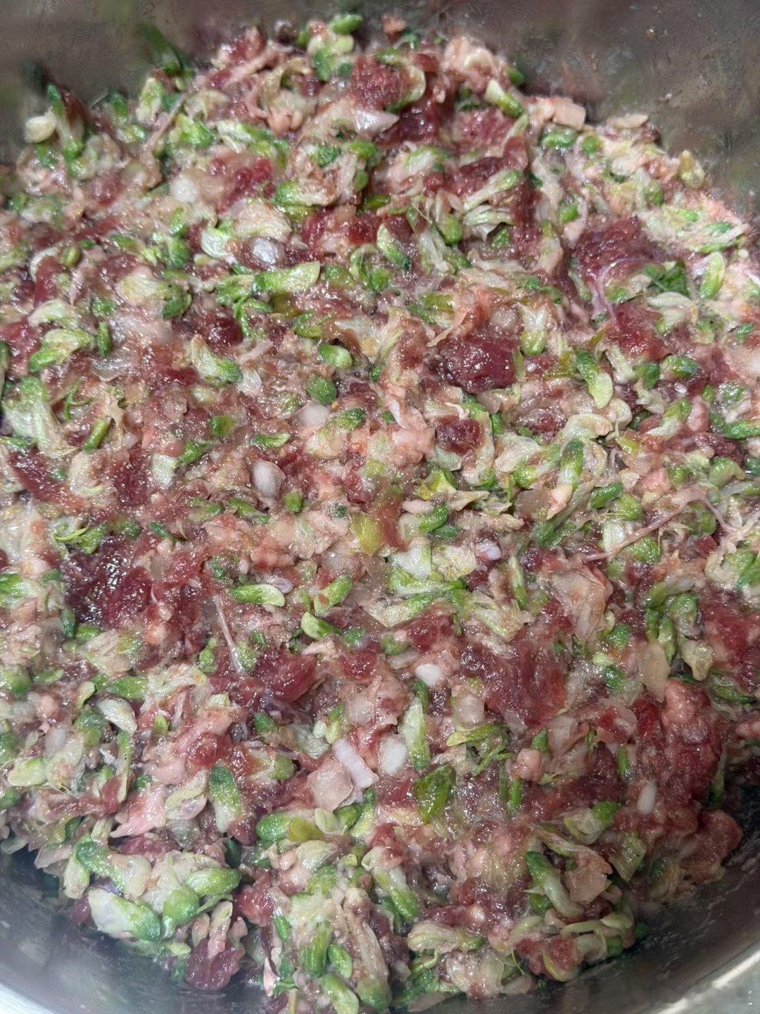 槐花牛肉包子给我婆婆安排了，她说好吃，不知道是真的觉得好吃还是哄我开心