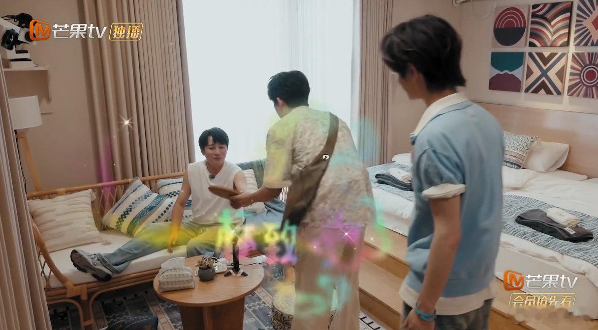 维嘉也是寻宝线索的一环 李维嘉藏得好深，作为寻宝关键线索人，黄子弘凡黄明昊找了好