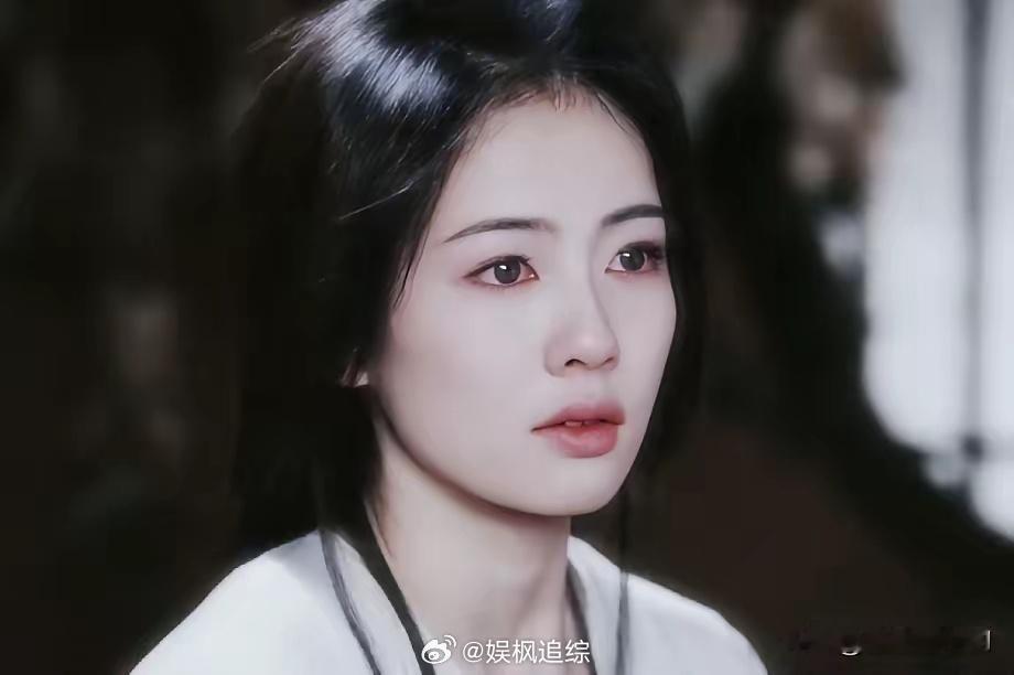 《白月梵星》一开播就被父女亲情刀住了！白鹿饰演的女主白烁为了救中毒的爹，以自己的