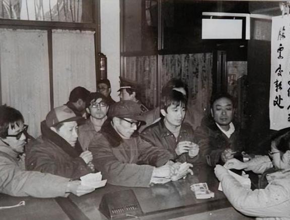 1985年，黑龙江警方带着一名经济案诈骗犯来医院治疗胸膜炎，结果后来他居然趁大家