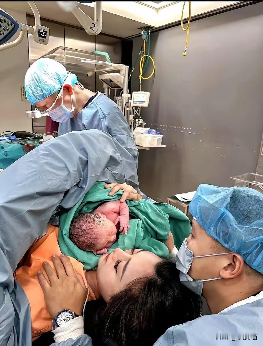 闺蜜瘫在产床上，
气还没喘匀，
医生的手就突然伸了进去。她瞬间懵了，眼泪止不住地