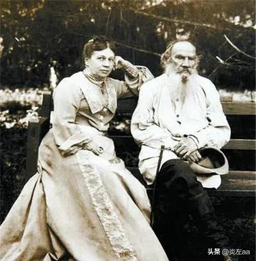 1862年，34岁的托尔斯泰将自己的日记，郑重地交给未婚妻索菲亚，并强烈要求她看