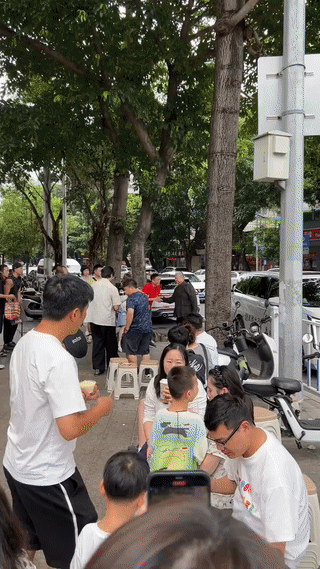 有网友在汕头街头偶遇香港著名演员、导演、动作指导:洪金宝。
洪金宝老师虽然已经是