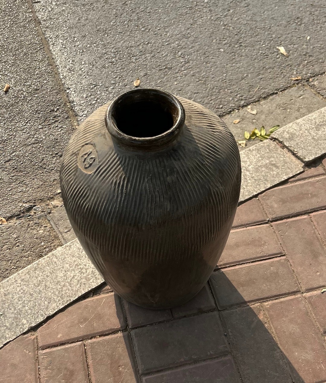 散步溜达到古玩市场，80块淘了个大黄酒坛子，还以为自己赚到了[偷笑]回来上某宝一