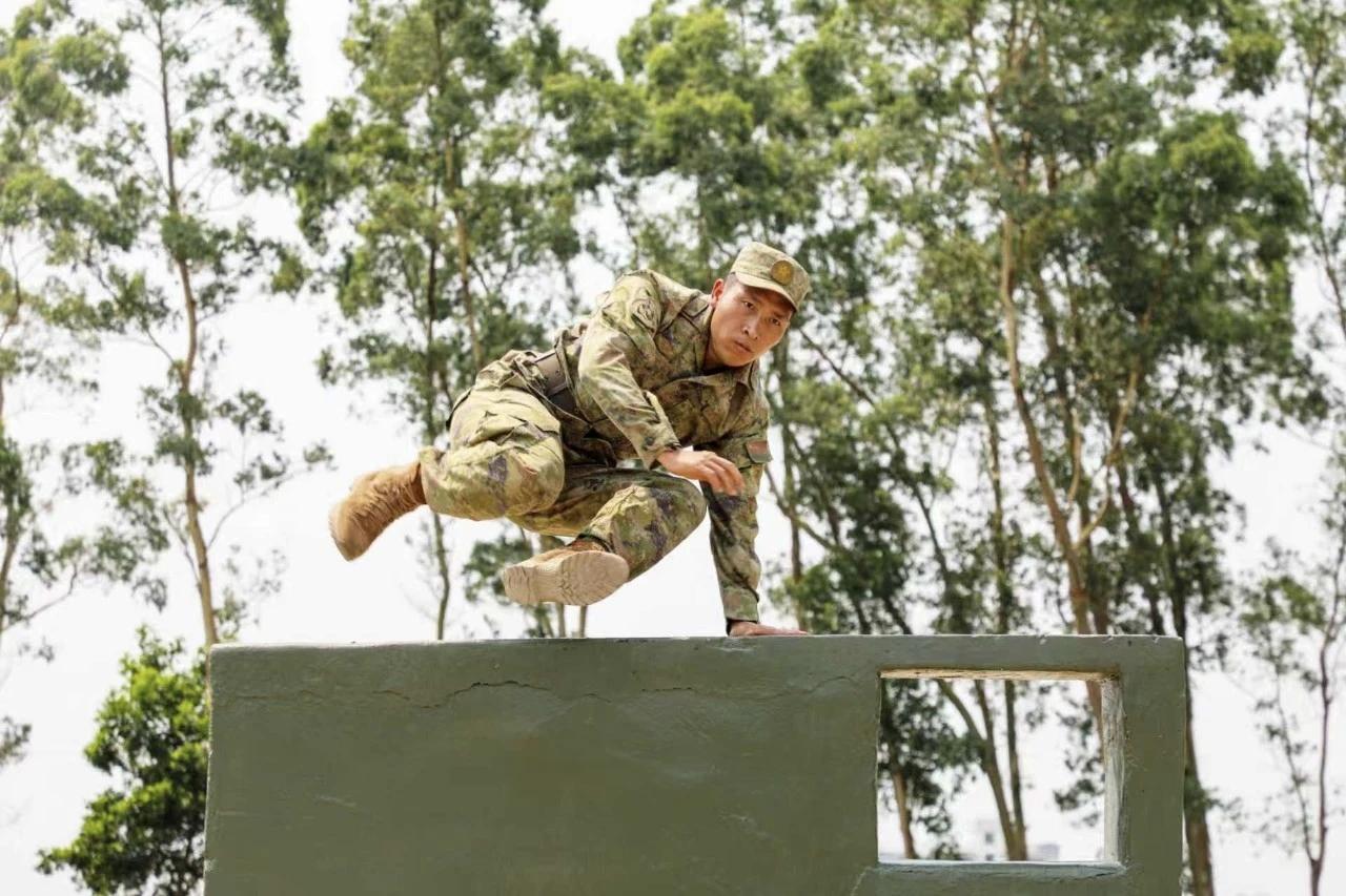 “罗良善，成绩优秀！”
当秒表定格在1分48秒时
围观战友爆发出阵阵喝彩
第74