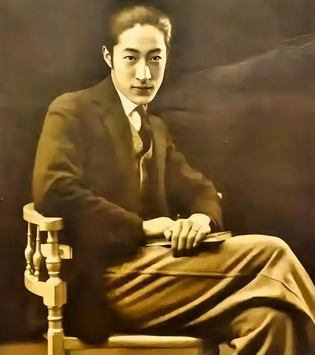 1962年，一位嘴唇、脸庞紫得发黑，头发全白、牙齿掉光，瘦到脱相的老人，在上海监