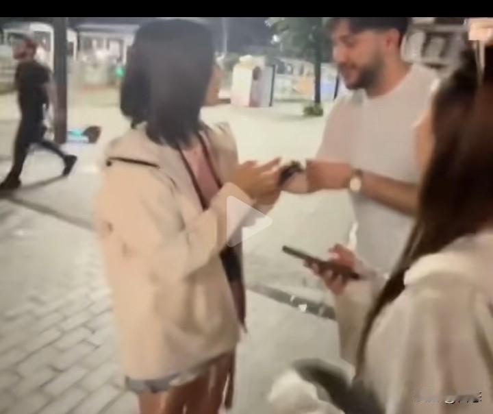 不敢相信，一女生在国外遇到不认识的老外，不知道什么原因，男子居然拿着同伴的戒指跪