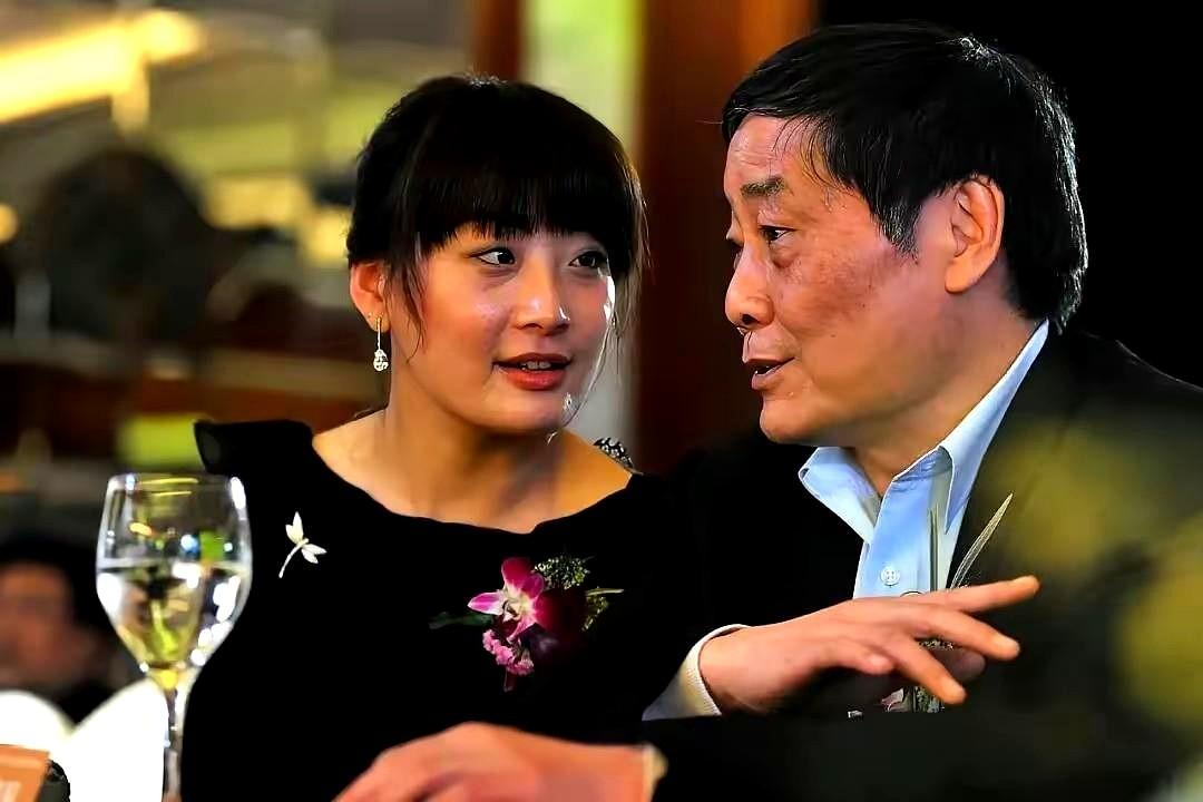 宗馥莉的一系列操作，似乎不像是一个企业家的做派，很像是一个委屈多年的女人，为自己