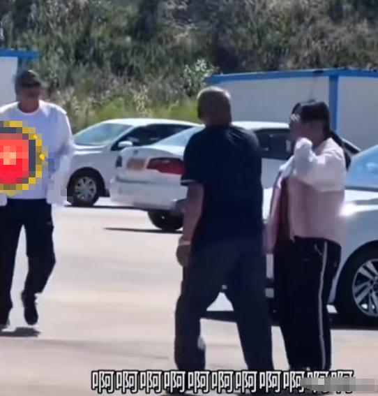 这样的女孩太可怕了！内蒙，一位 20 岁左右的女孩去驾校学车，刚开始练车时，她就