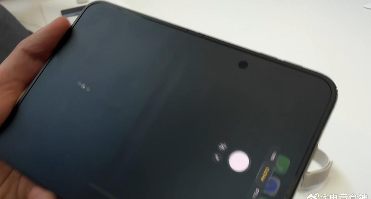 看别人测试iPhoneDuo，黑屏的时候折痕挺明显的啊，虽然这个东西无法避免，起