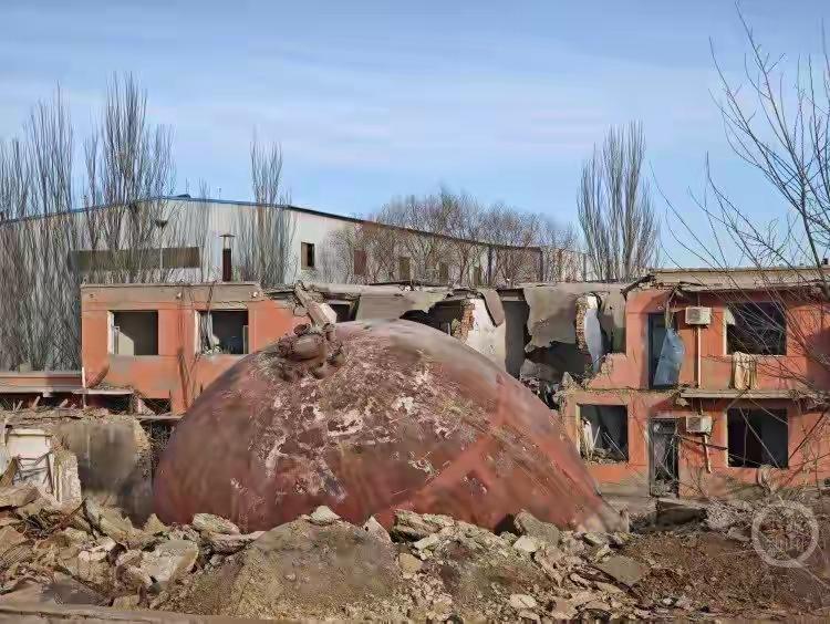 终于知道这个铁疙瘩是啥了！
原来是包钢板材厂里面一个650m³的蒸汽球罐，爆炸发