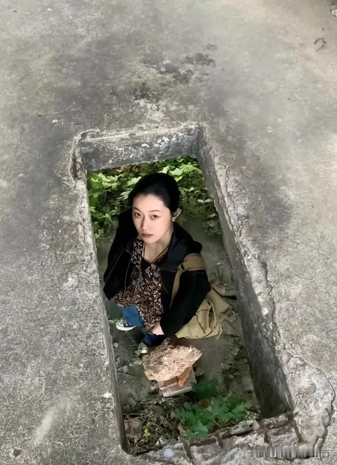 年轻人太会找地方拍照了，不仅长的漂亮而且拍摄的更具艺术感。
仿佛是一线天下看世界