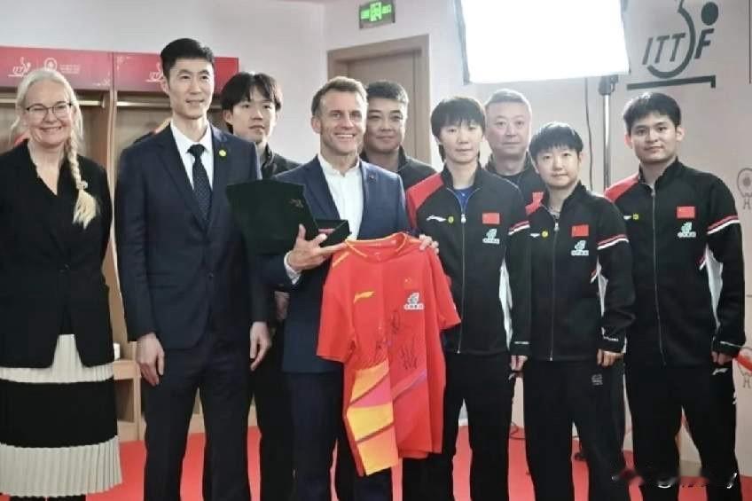 法国总统马克龙此次来中国真是不虚此行！到北京后很快转机就抵达了四川成都！

参观