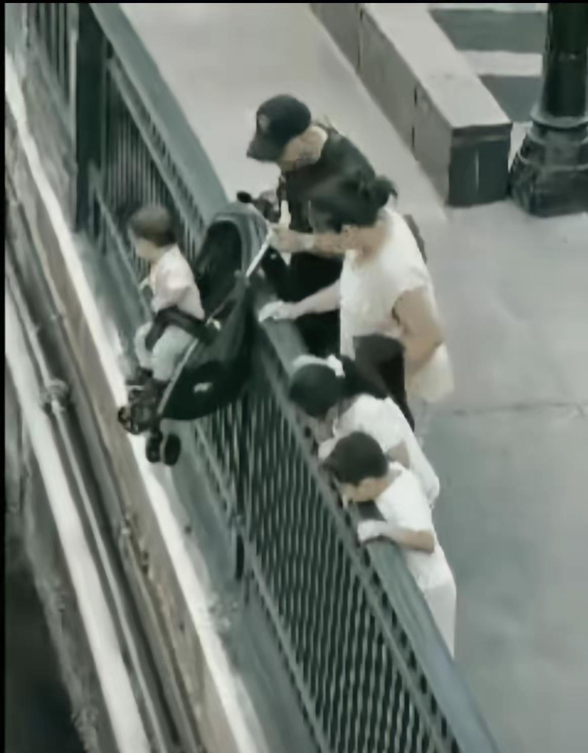 一家六口来到海边看风景，坐在婴儿车上的小男孩看见大海后非常的开心。于是，父母把婴