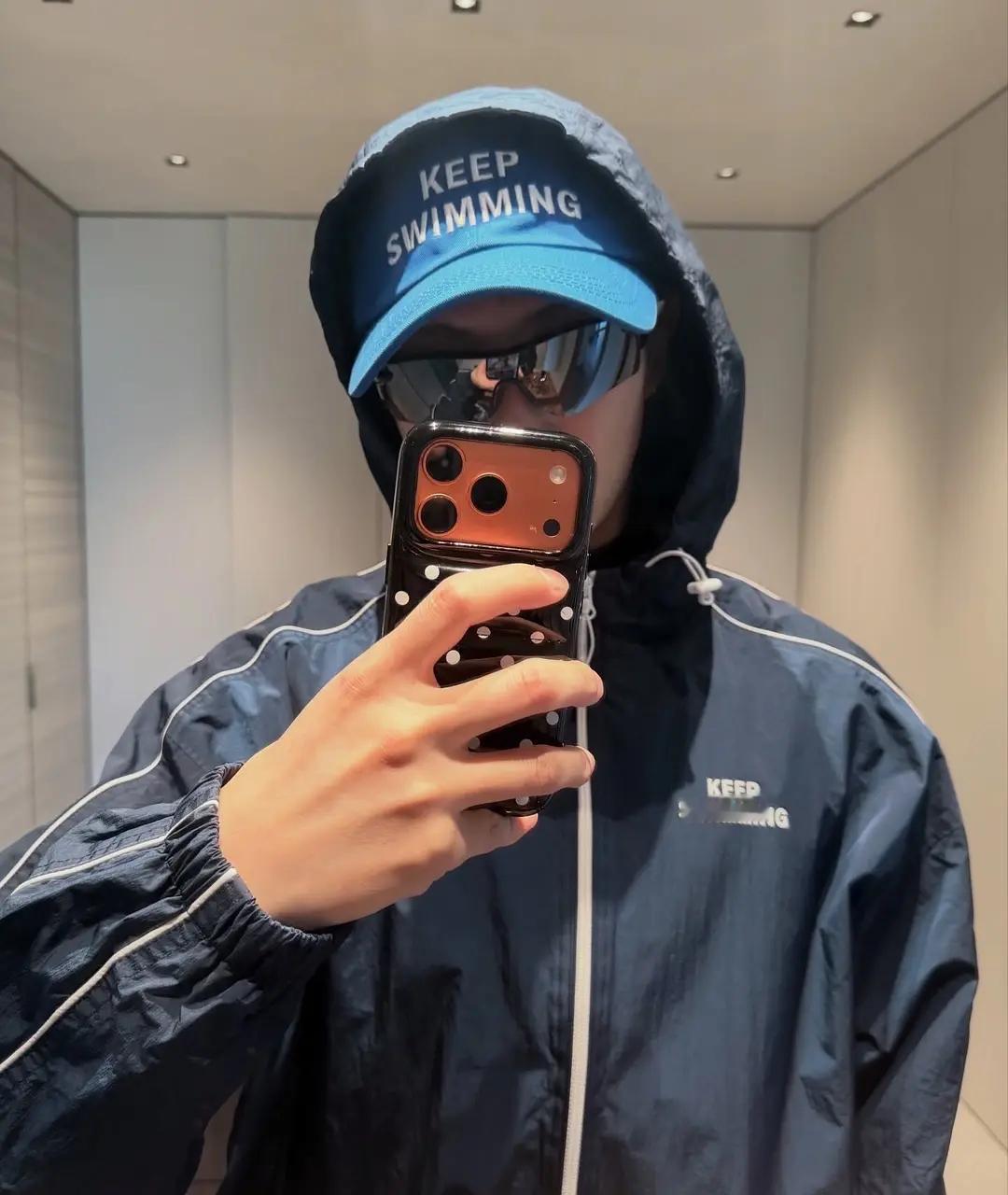 BTS金南俊更新海量美照并配文：“要记住 金字塔也有人喷这一事实” 