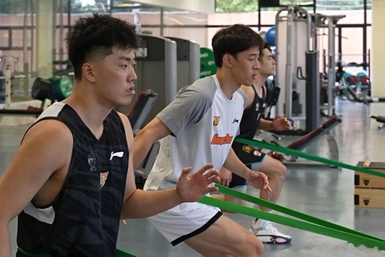 广东队结束假期，正式开启夏训备战，首堂训练课大威指导带队，张皓嘉、张文逸、李文昊