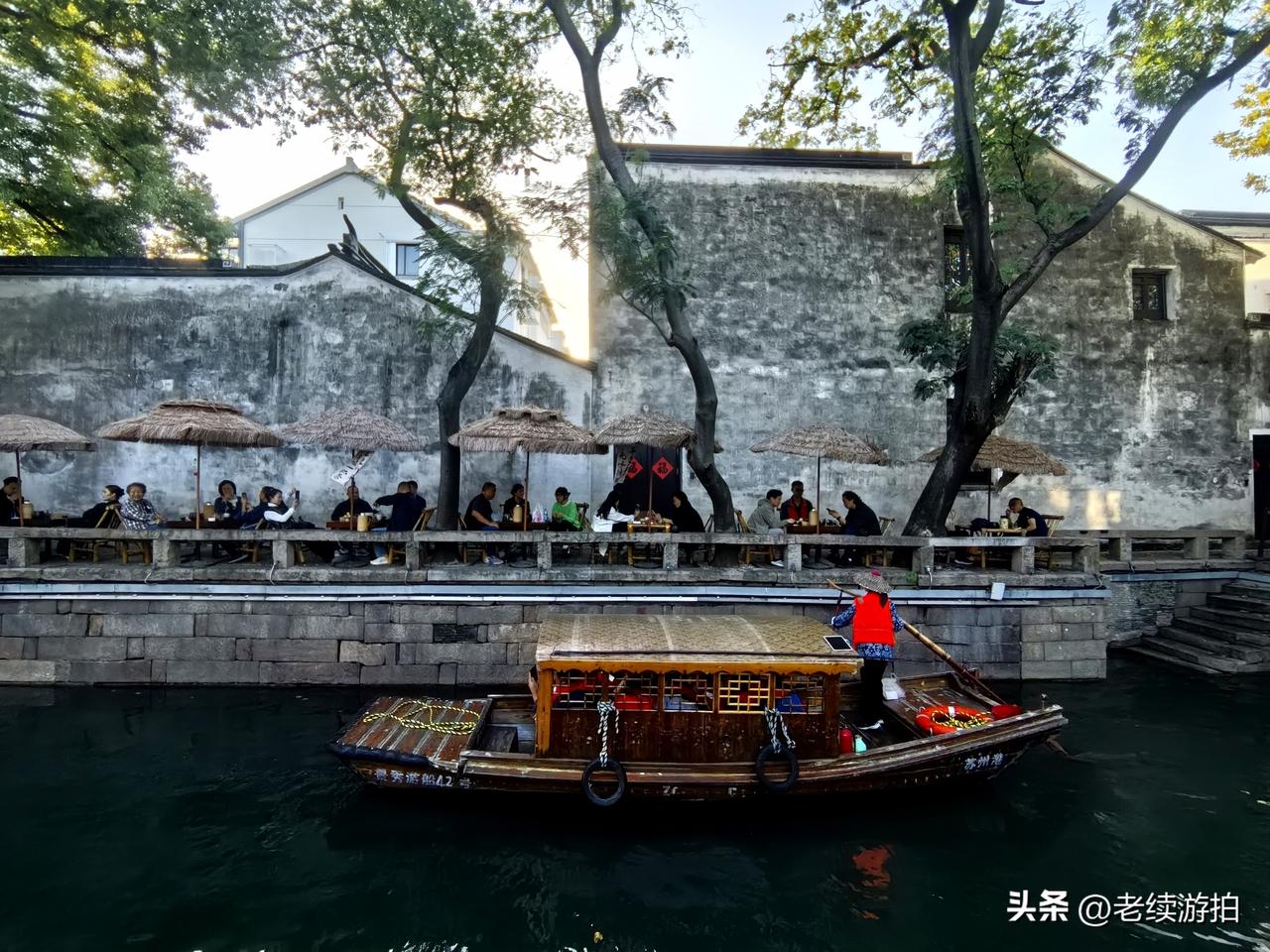 平江路是江苏省苏州市姑苏区东北部一条沿平江河而建的历史老街，北起东北街，南至干将