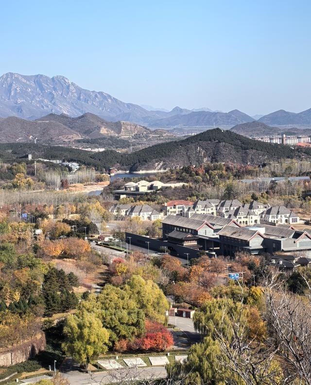 日本一共有三个邻国，分别是中国，俄罗斯和韩国。而目前，日本与中俄韩三国，都有严重