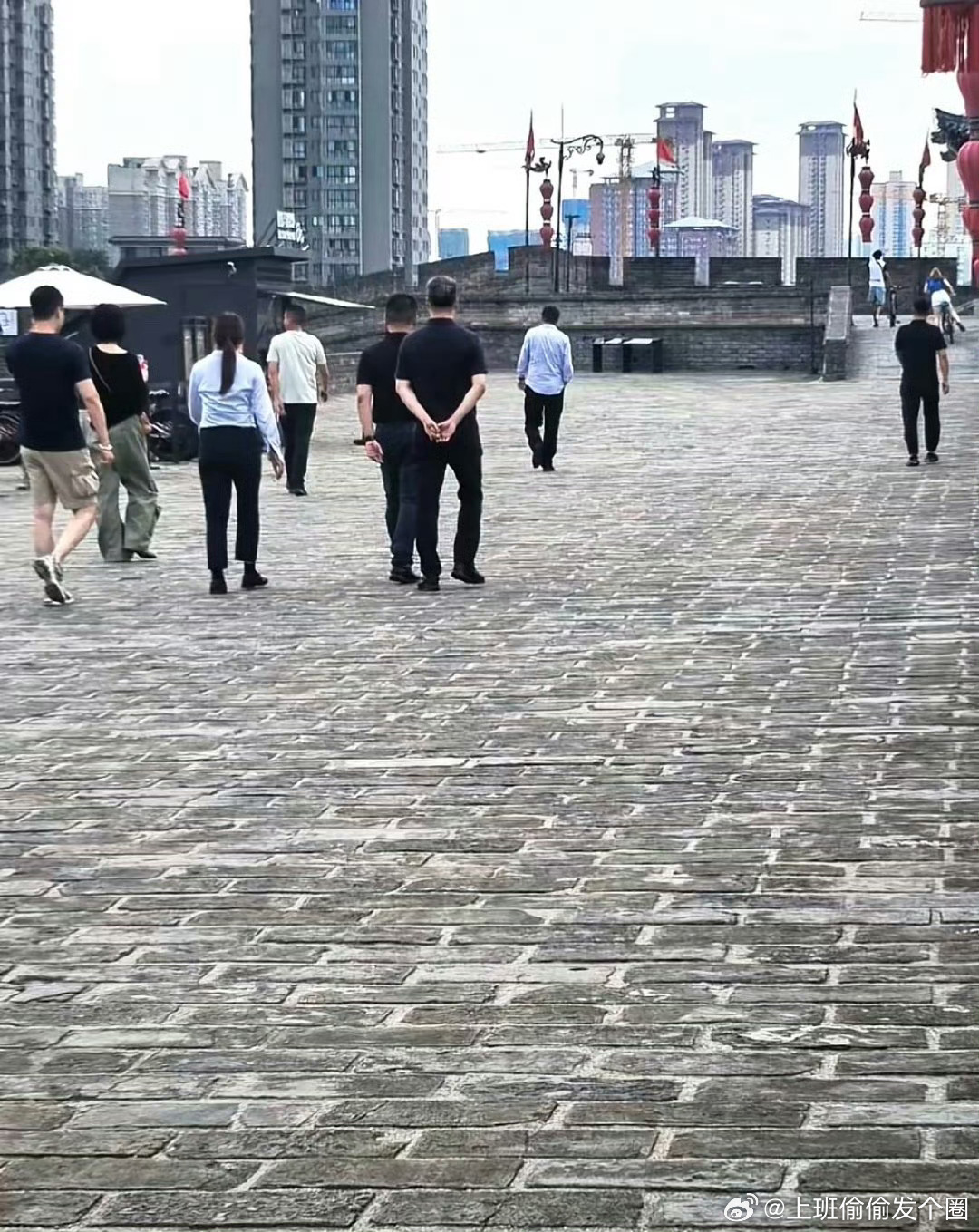 西安城墙偶遇王菲游客在永宁门偶遇素颜王菲，短发穿搭简约低调，气质清冷出众。景区正