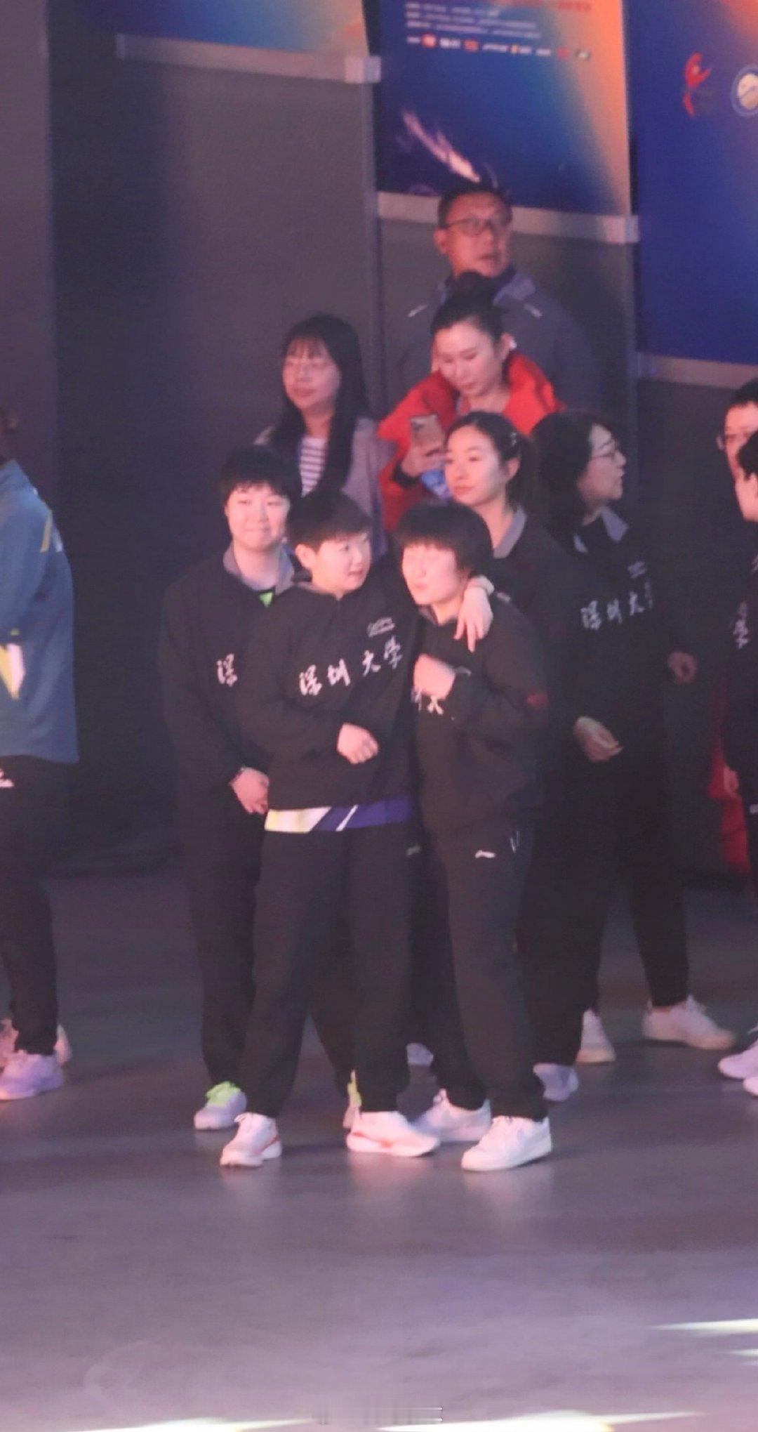 孙颖莎为队友点赞 暖心的小莎姐  