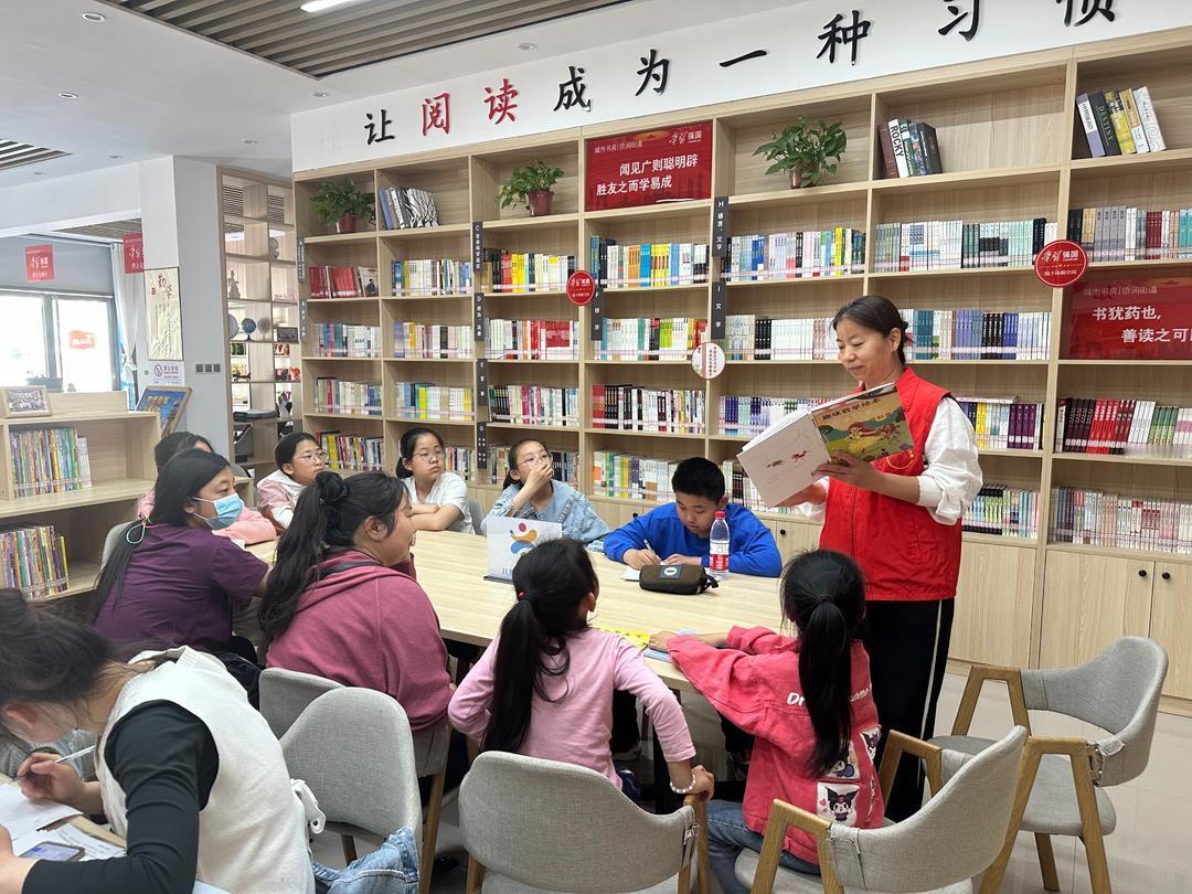 当放学铃声掠过阳谷县明德小学的校门，300米外的海源书房·和悦店便要迎来一天里最