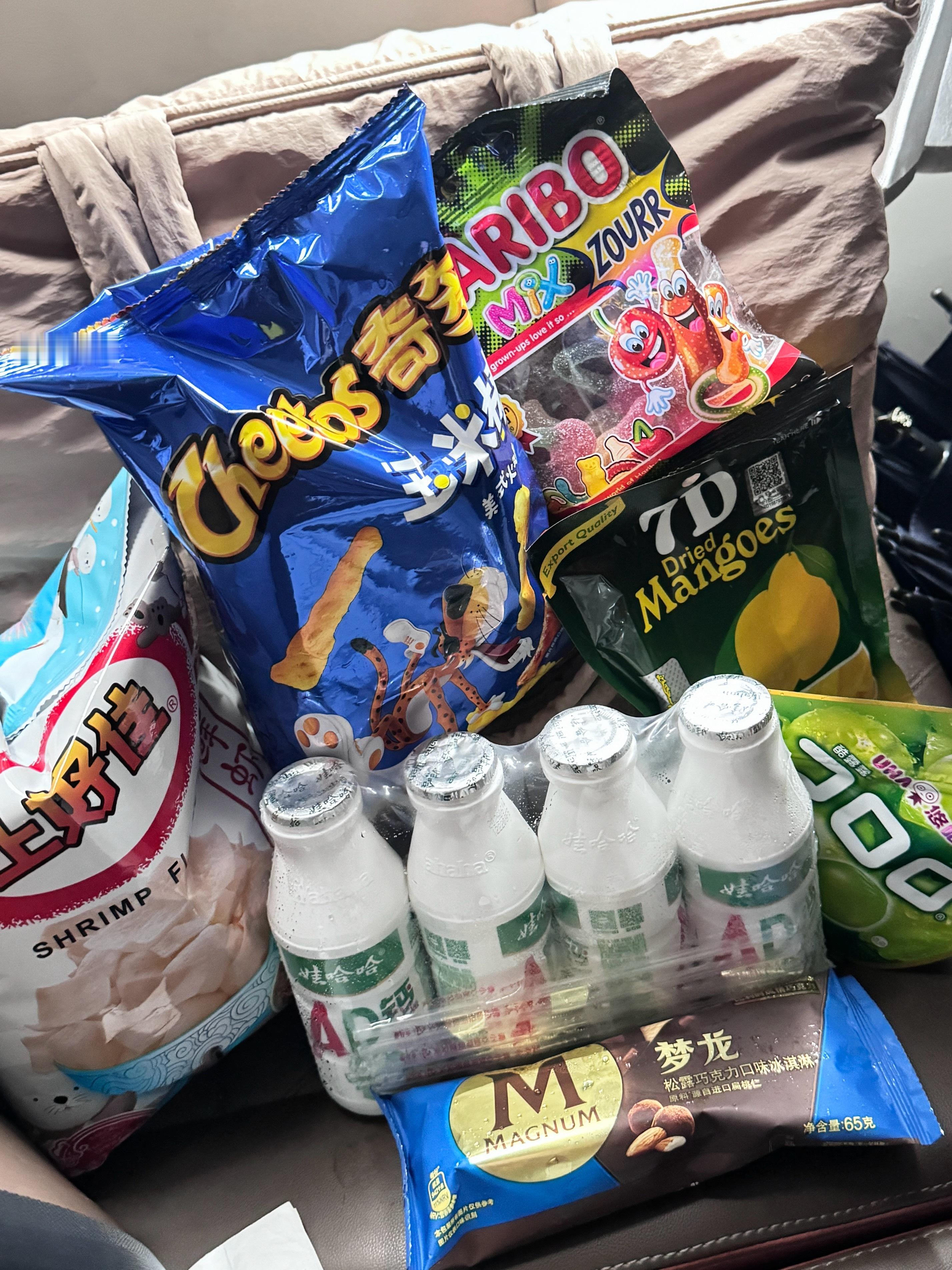 女孩子选购零食中