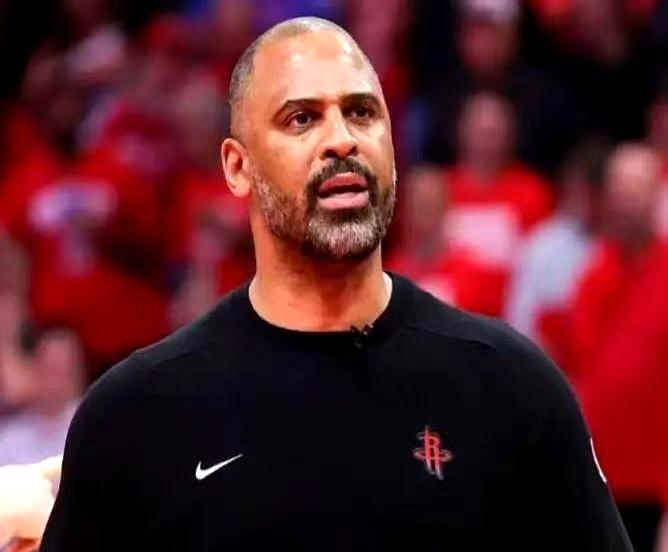 乌度卡这脸都被抽得啪啪响！故意放空马刺俩新人，直接输了25分。
三天前火箭客场