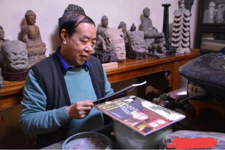 知识分子看来都喜欢文玩啊，
图一，是著名作家贾平凹的家，
可以看到，贾平凹的家里