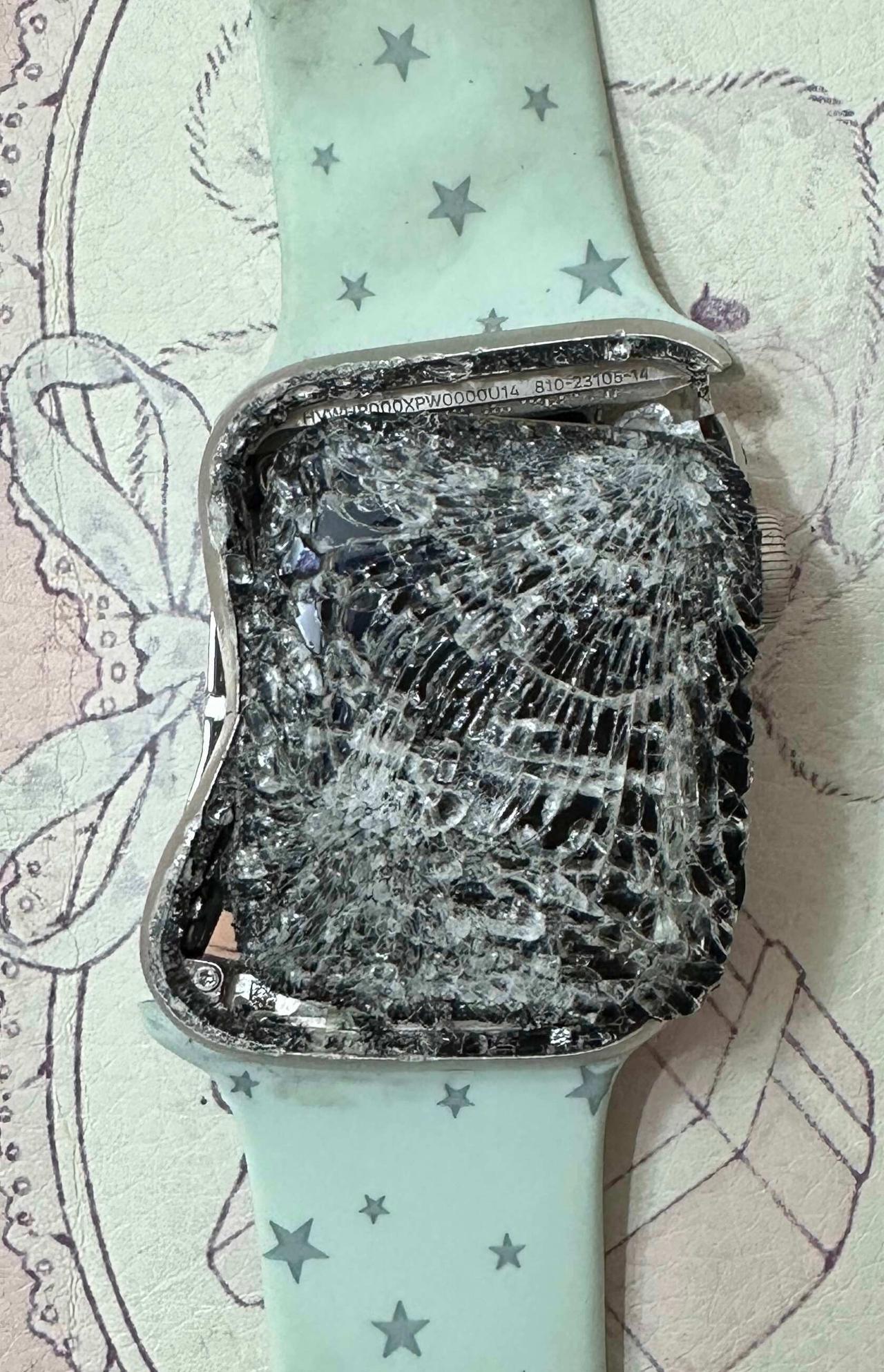 苹果手表被车子压成这样了还能修吗？评论区笑晕了哈哈哈哈哈哈哈哈 ​​​