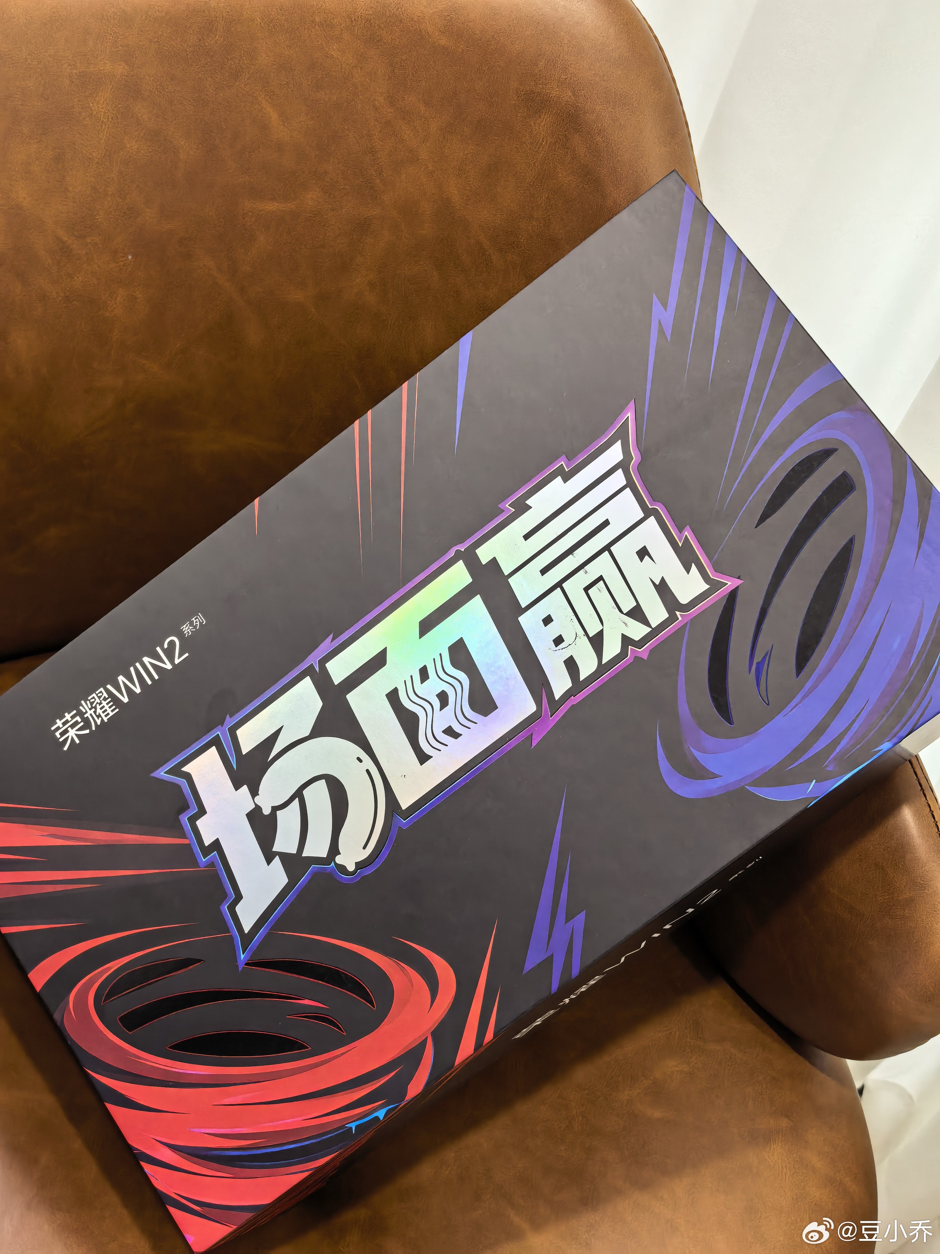 荣耀WIN2的邀请函礼盒很有意思啊！“面是大赢面，肠是王中王”性能王中王！散热王