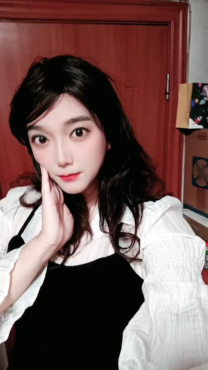 喜欢男扮女装的男人，更要把搞钱放第一位！
为什么呢？
因为别人只需要活出一种角色
