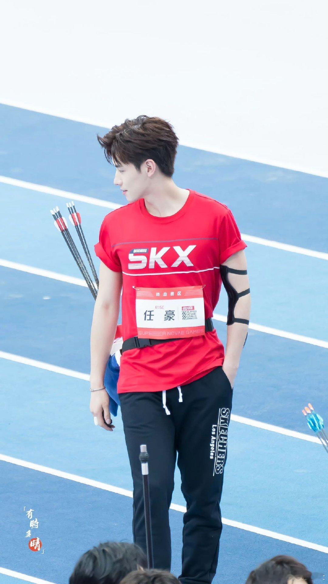 #任豪干一行爱一行行一行#任豪真的是非常优秀的宝藏男孩，打篮的时候也是让我们看到