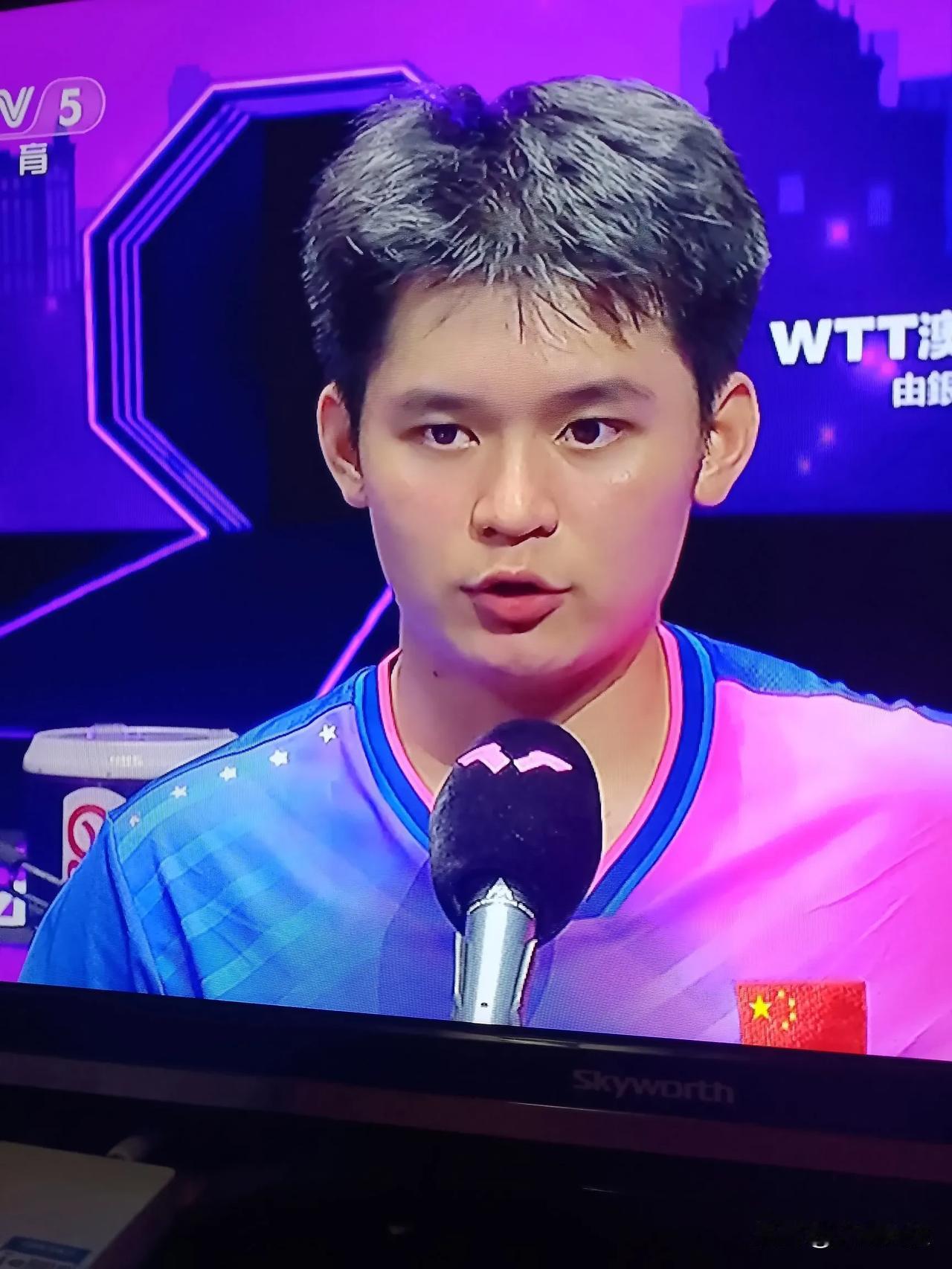 林诗栋好样的，中国乒乓希望之星！
    中国小将林诗栋以压倒性优势战胜瑞典的卡