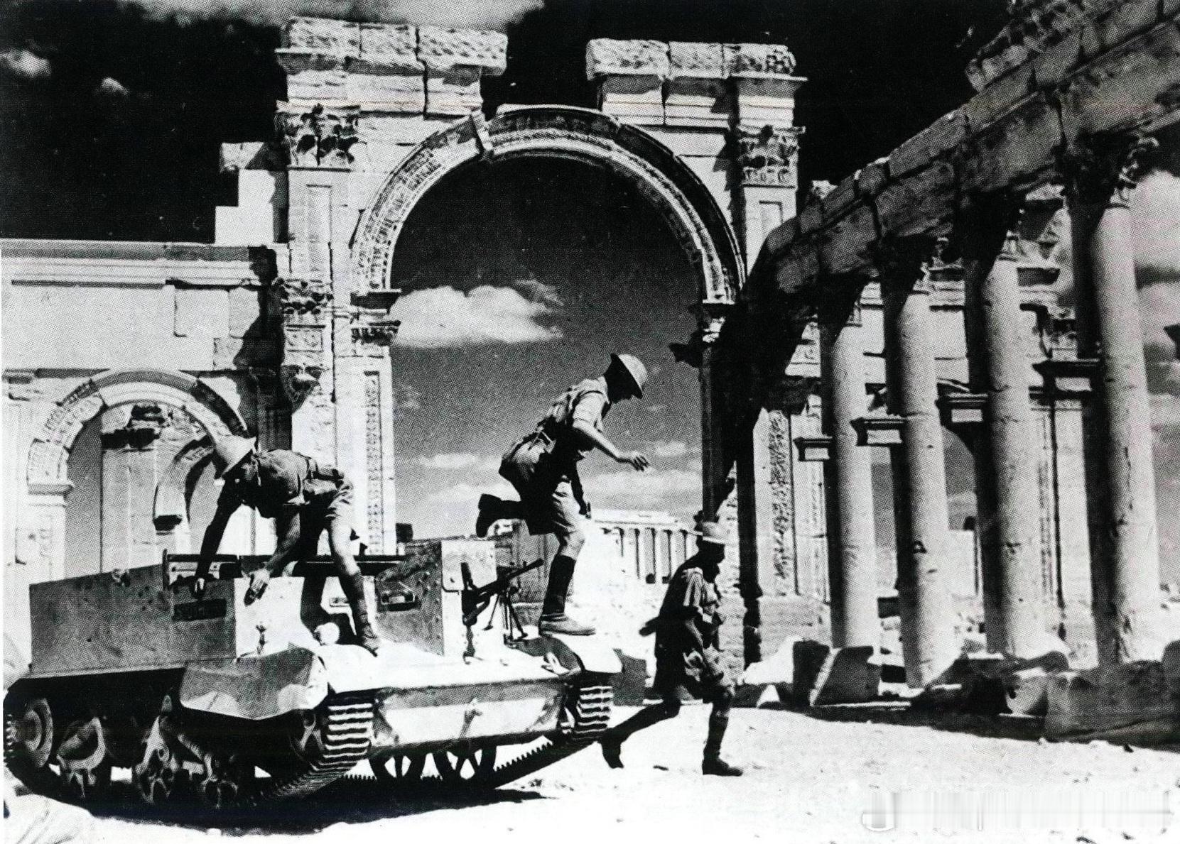 1941年7月占领叙利亚帕尔米拉之后，英军士兵从布伦机枪运输车中跳出，在古迹搜索