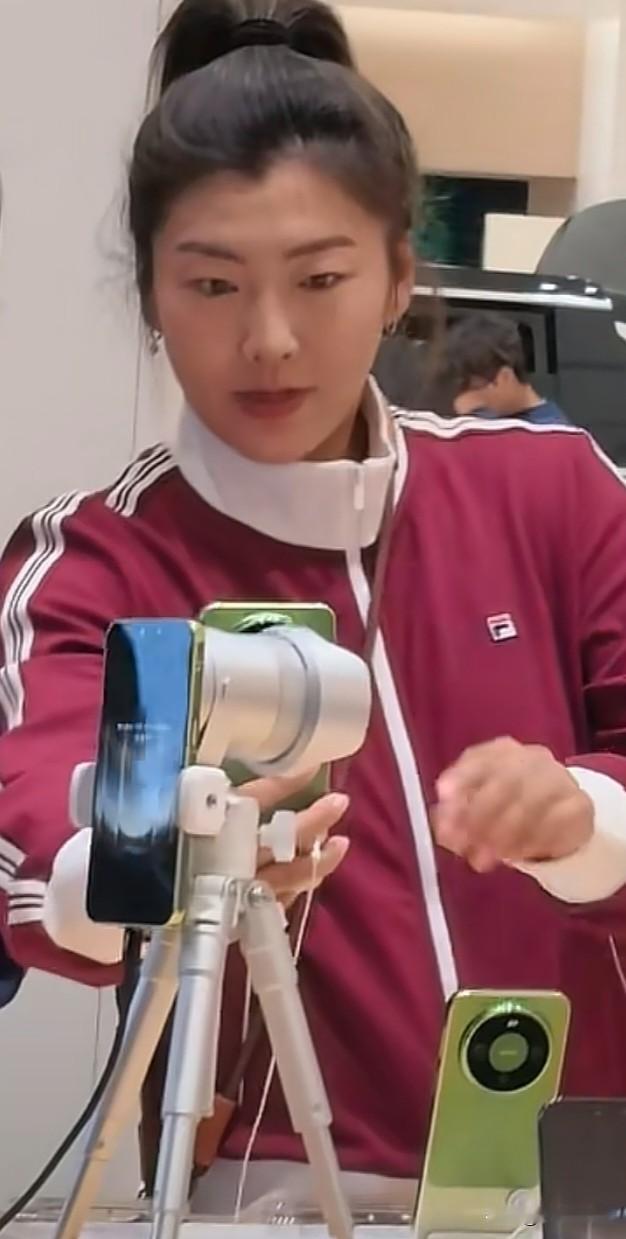 mate90和睿影Z10出息了徐梦桃都去到看

奥运冠军去华为旗舰店看刚上市的m