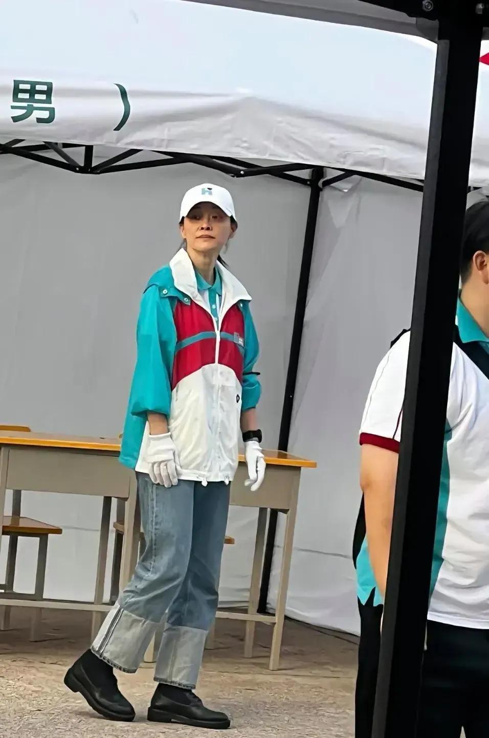 梅婷现身黑龙江哈尔滨参加韩红团队组织的援助龙江医疗团队义诊，梅婷戴白色棒球帽，穿