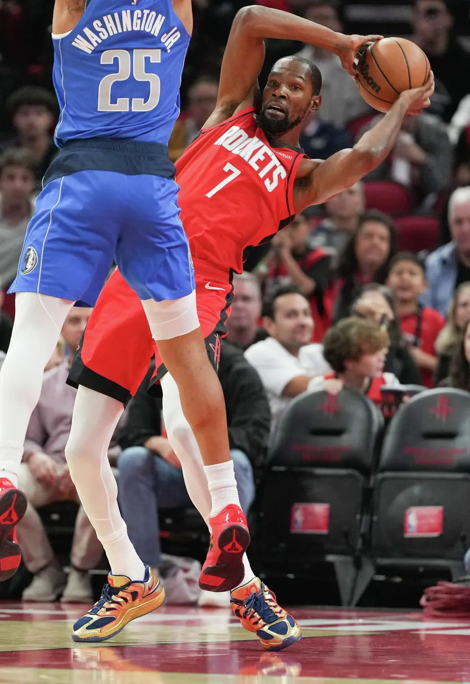 杜兰特赛后采访谈到自己被包夹：“我觉得这是一种平衡。我仍然想积极参与比赛，不想因