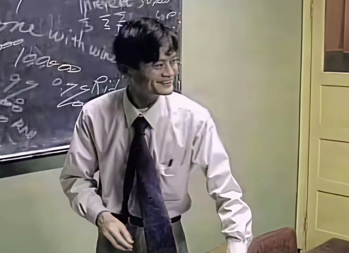 90年代，马云在杭州电子工业学院、现在的杭州电子科技大学担任英语教师上英语课时的