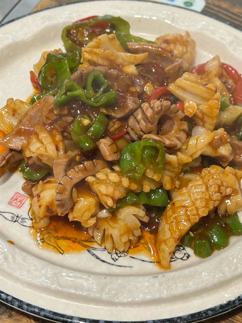 神仙钵湘香土菜馆大智路店包菜酸酸的我最喜欢黑鸭也不错。肥肠下饭有点咸。土豆和腰花