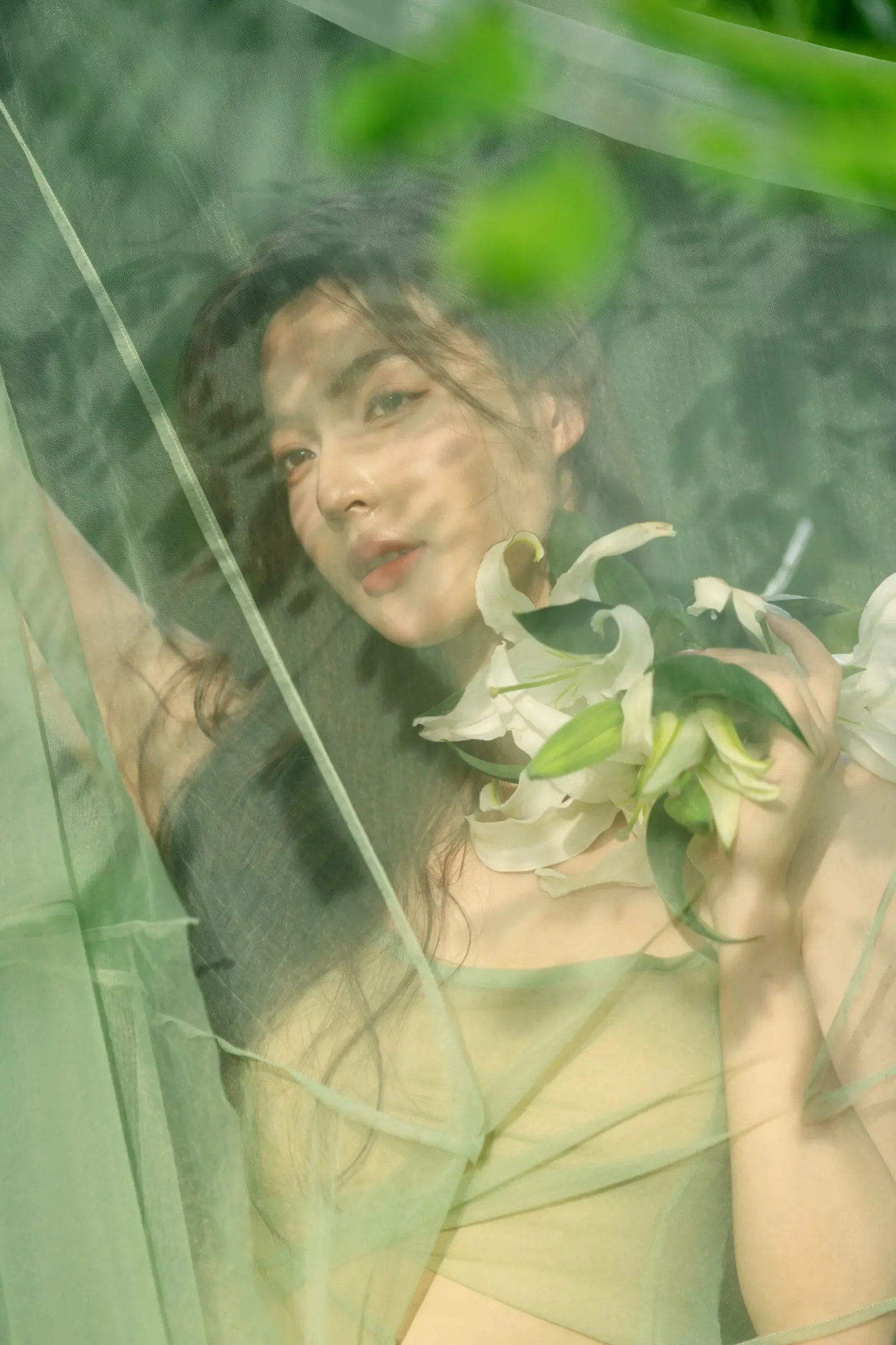 绿野仙踪🍃。下午四点左右的阳光透过树叶缝隙洒在人身上 或者投影在裙摆...