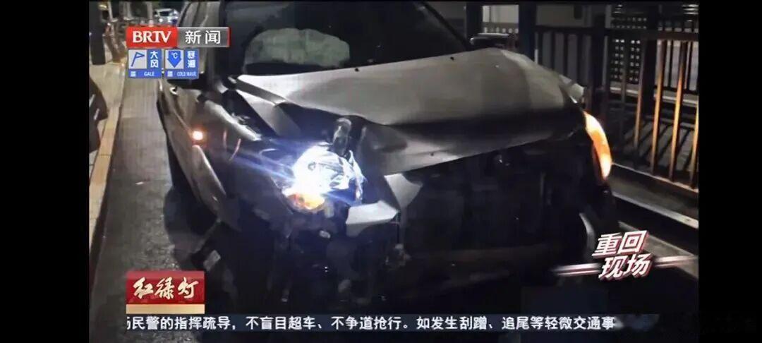 【 北京街头，一嚣张SUV连撞两车后逃逸！随后肇事司机躺在了小区…】凌晨时分，在