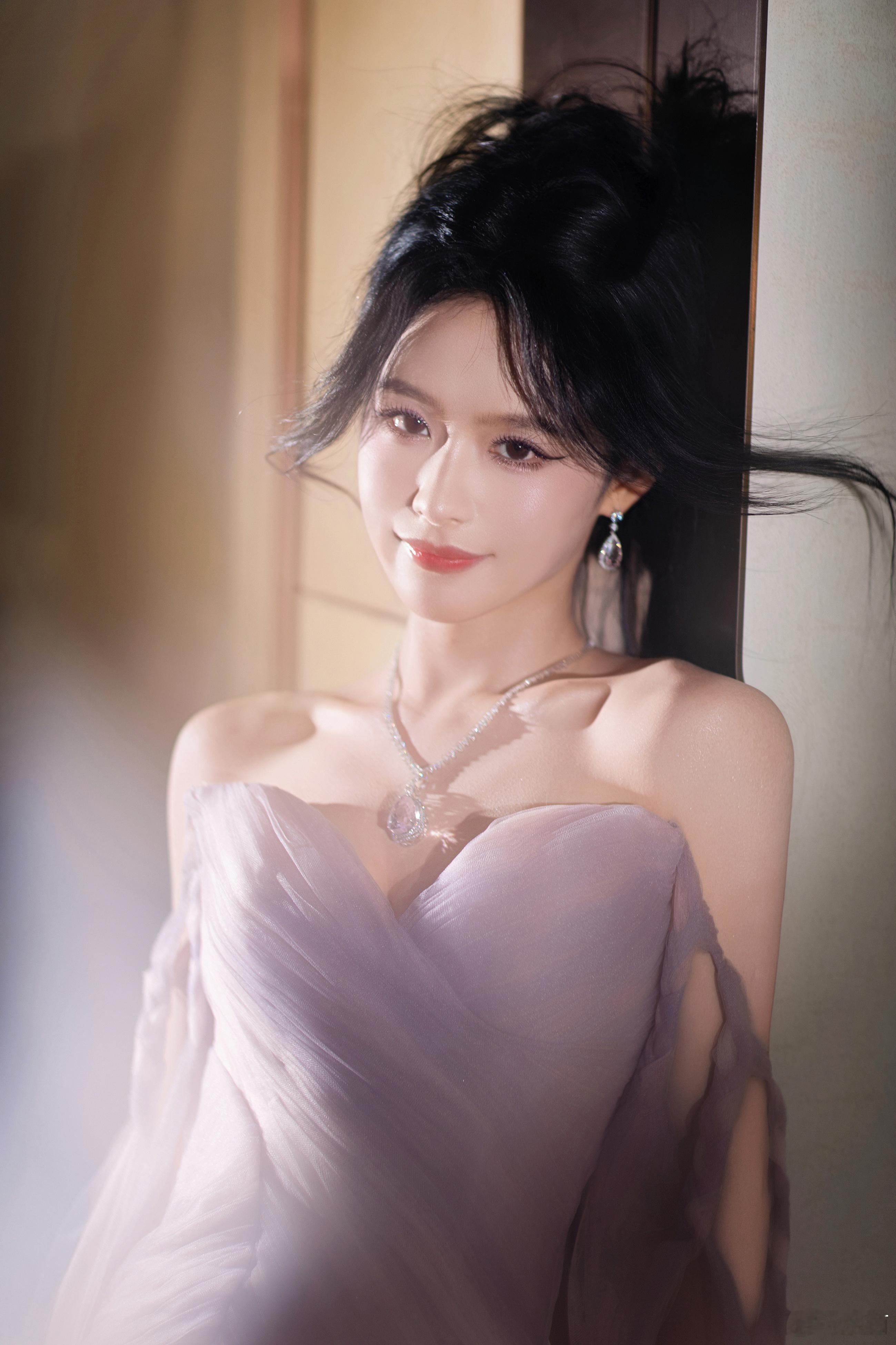 多看看美女和美女的演技就好啦～厚底高跟鞋也是为了整体造型好看，别太严格 